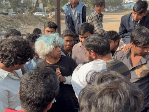 गुरुग्राम में युवक ने गाय को चिकन मोमोज खिलाए:  एप पर टास्क पूरा न होने पर प्लेट सामने की; हिंदू संगठनों ने पकड़कर पिटाई की – gurugram News