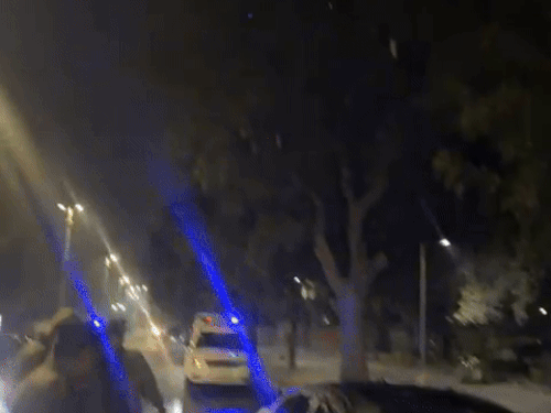 पुलिस जांच करती हुई।