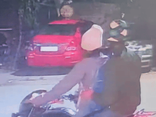 चोरी से पहले घर के बाहर घूमते आरोपी।