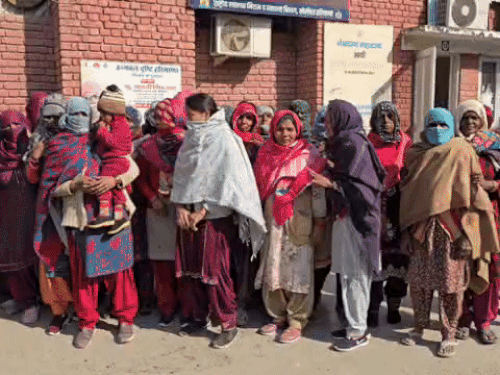 सिविल हॉस्पिटल में महिलाएं भी पहुंची और कार्रवाई की मांग की