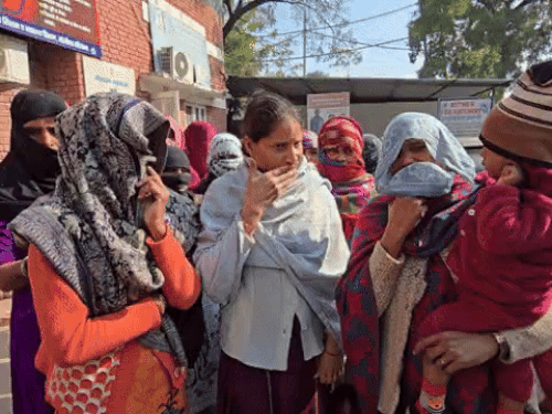 दीपक की मौत के बाद दस्तावेज न मिलने के चलते मौके पर ग्रामीणों के साथ पहुंचे परिजन