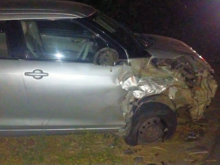 एक्सीडेंट के कारण क्षतिग्रस्त कार।