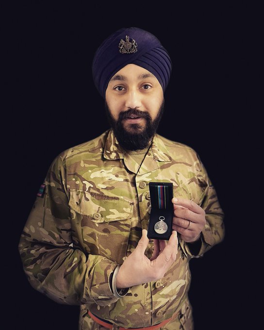 वॉलंटियर रिजर्व सर्विस मेडल मिलने पर सेना का शुक्रिया करते हुए इन्होंने ये फोटो सोशल मीडिया पर शेयर की थी।