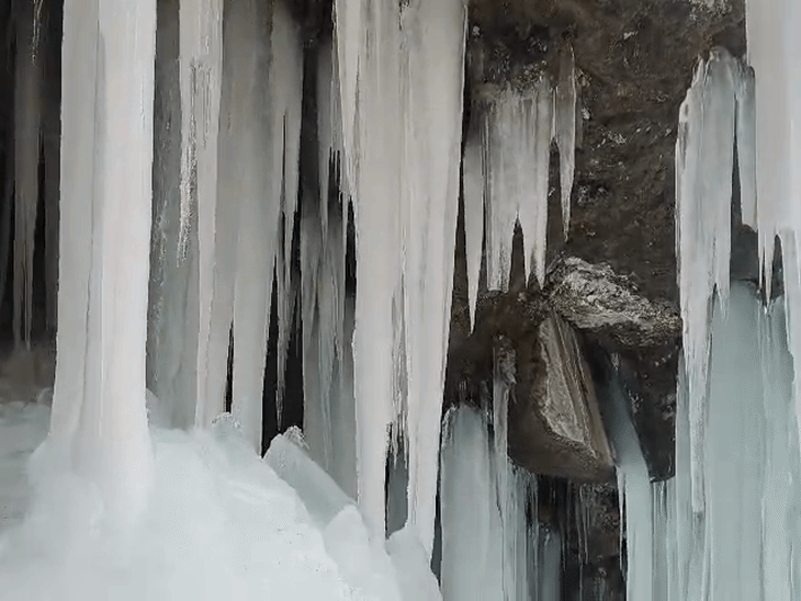 अमरनाथ की गुफा में बर्फीले बाबा के समान दिखाई देती है बर्फ।