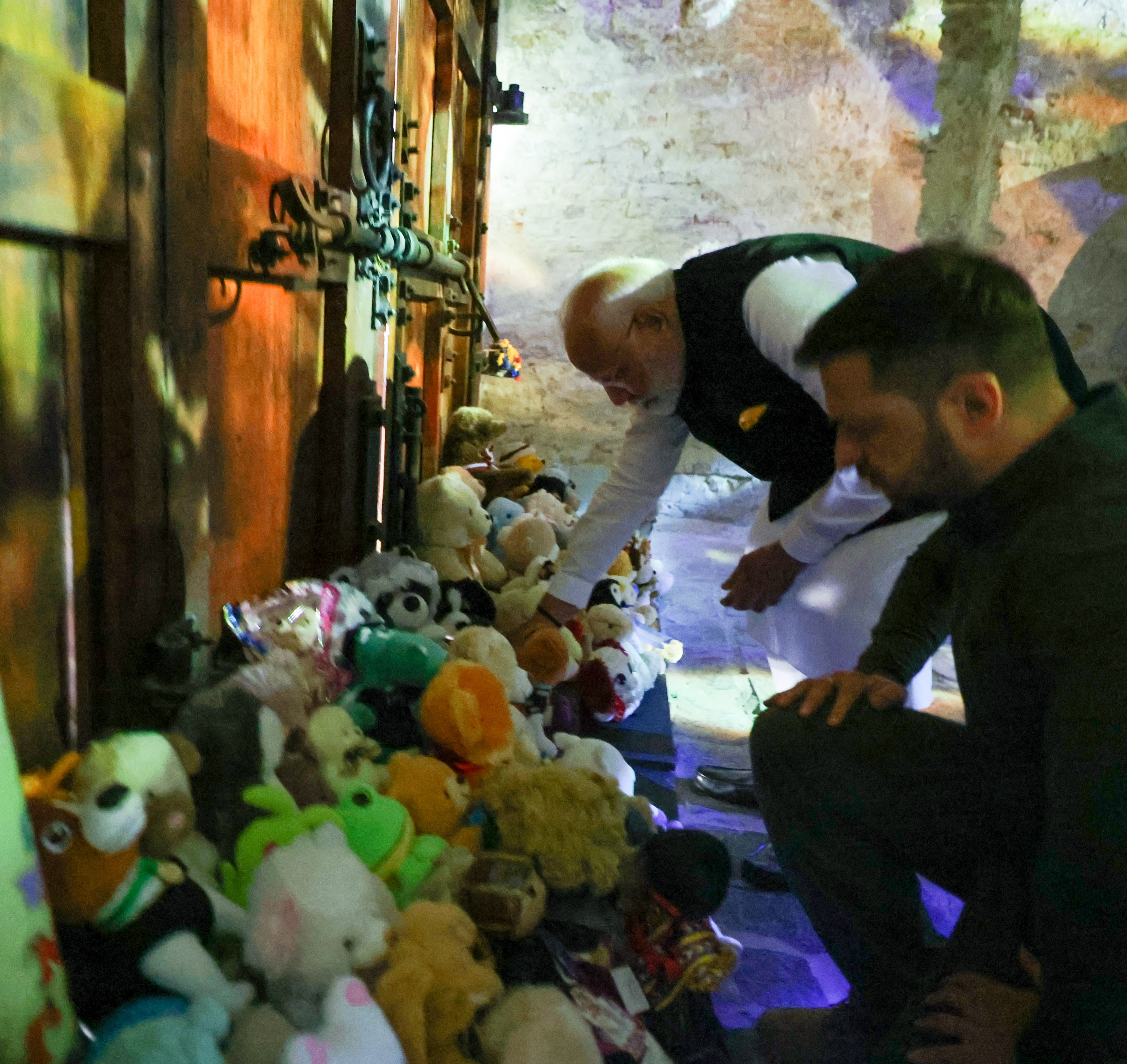 પીએમ મોદીએ યુક્રેન પ્રવાસ દરમિયાન નેશનલ મ્યુઝિયમમાં રશિયા સામેના યુદ્ધમાં માર્યા ગયેલા બાળકોની યાદમાં તેમના રમકડાં રાખ્યા હતા.