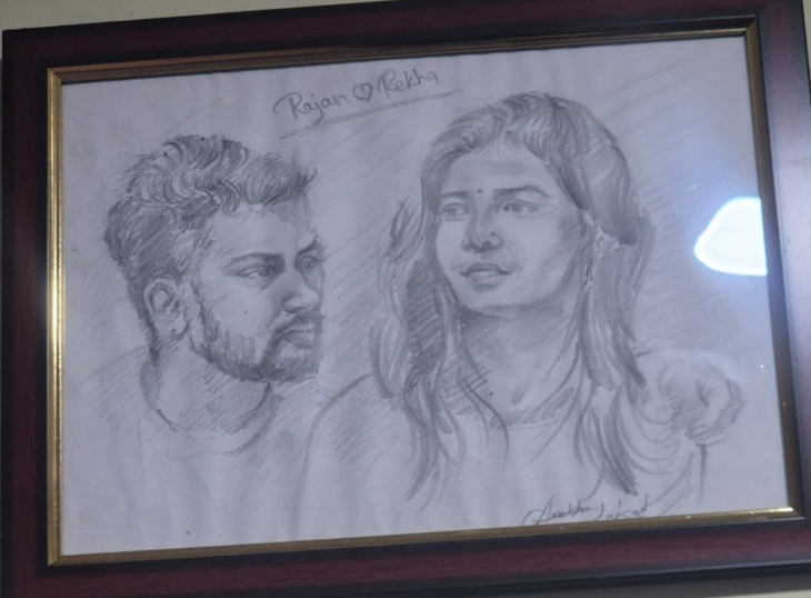 पत्नी रेखा गुप्ता और उसके पति राजेंद्र गुप्ता की स्केच है, जो कमरे में लगी थी।