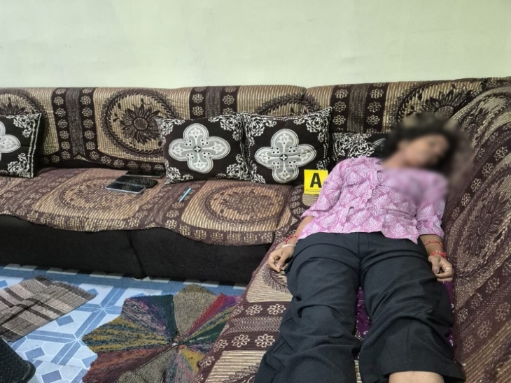 चंडी नगर में किराए के मकान मेंरेखा गुप्ता की लाश सोफे पर पड़ी मिली।