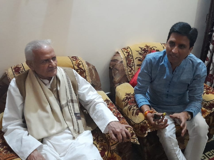 3 साल पहले कवि कुमार विश्वास कवि नरेंद्र मिश्र से मिलने उनके आवास पर पहुंचे थे।