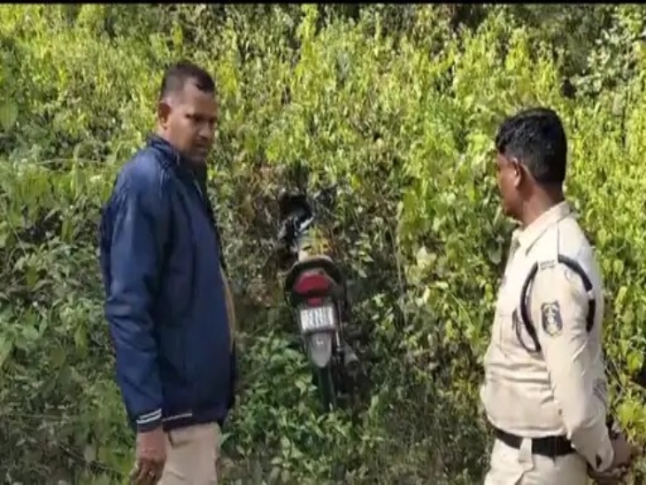 जंगल से पुलिस ने उपसरपंच की बाइक को किया था बरामद।