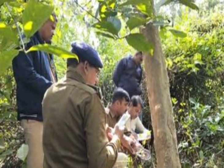 लाश मिलने के बाद जांच करने मौके पर पहुंची पुलिस।