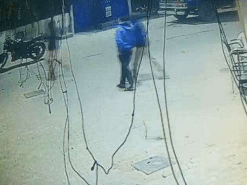 बंदूक की नोक पर मुलाजमों को ऑफिस अन्दर लेजते लुटेरे