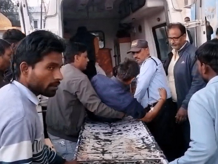 सभी कर्मचारियों को गंभीर हालत में छतरपुर जिला अस्पताल लाया गया।