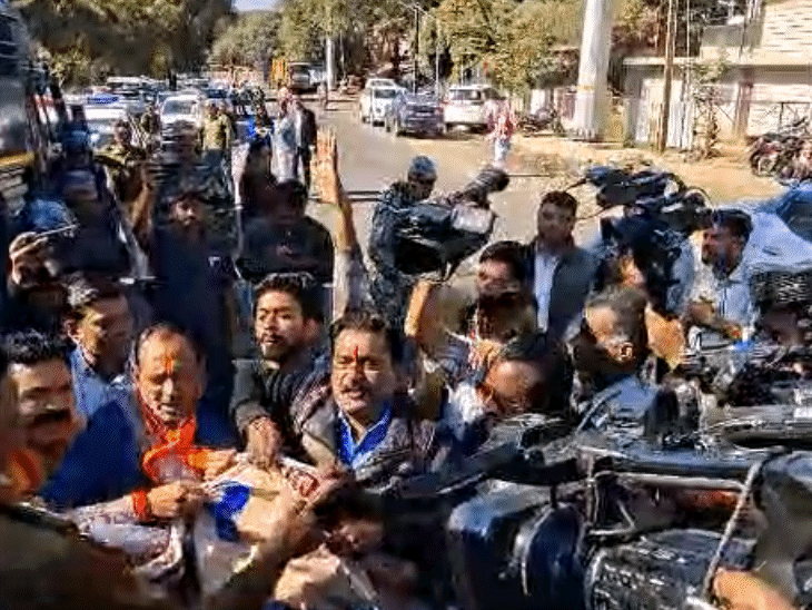 पुलिस और कार्यकर्ताओं के धक्का-मुक्की हुई।