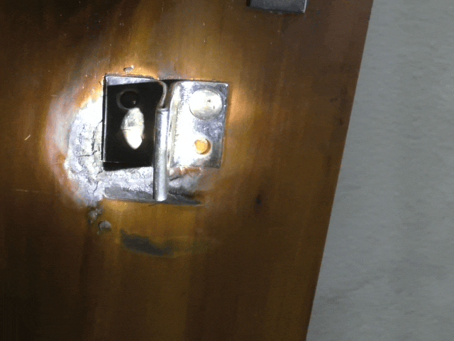 मेन गेट का ताला तोड़कर घर में घुसे चोर।