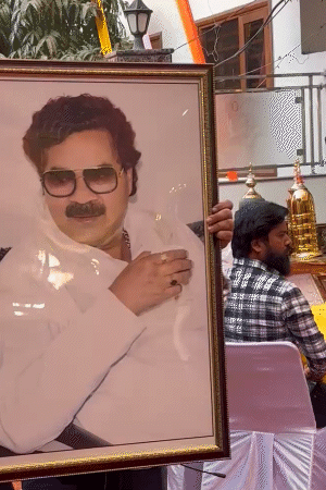 चिराग ने स्व. पिता रामवीर उपाध्याय की तस्वीर से आशीर्वाद लिया।