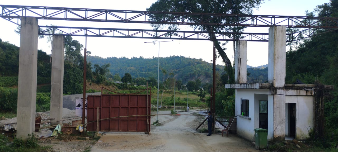 इंस्टीट्यूट के मेन गेट पर न तो कोई साइनबोर्ड है और न ही नाम लिखा है।