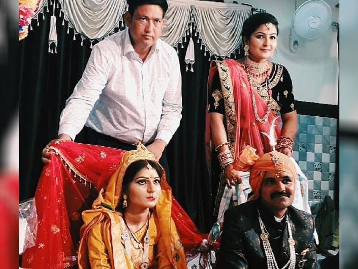 तस्वीर अनिल बागरी की शादी के मौके की है। बहन प्रतिमा बागरी आशीर्वाद देते दिख रही हैं।