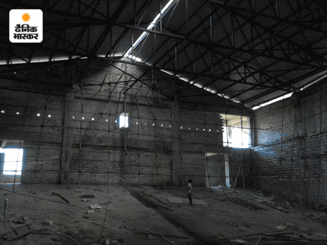 तस्वीरों से साफ है कि अभी लंबे समय तक स्टूडेंट्स प्रिव्यू थिएटर का इस्तेमाल नहीं कर सकेंगे।