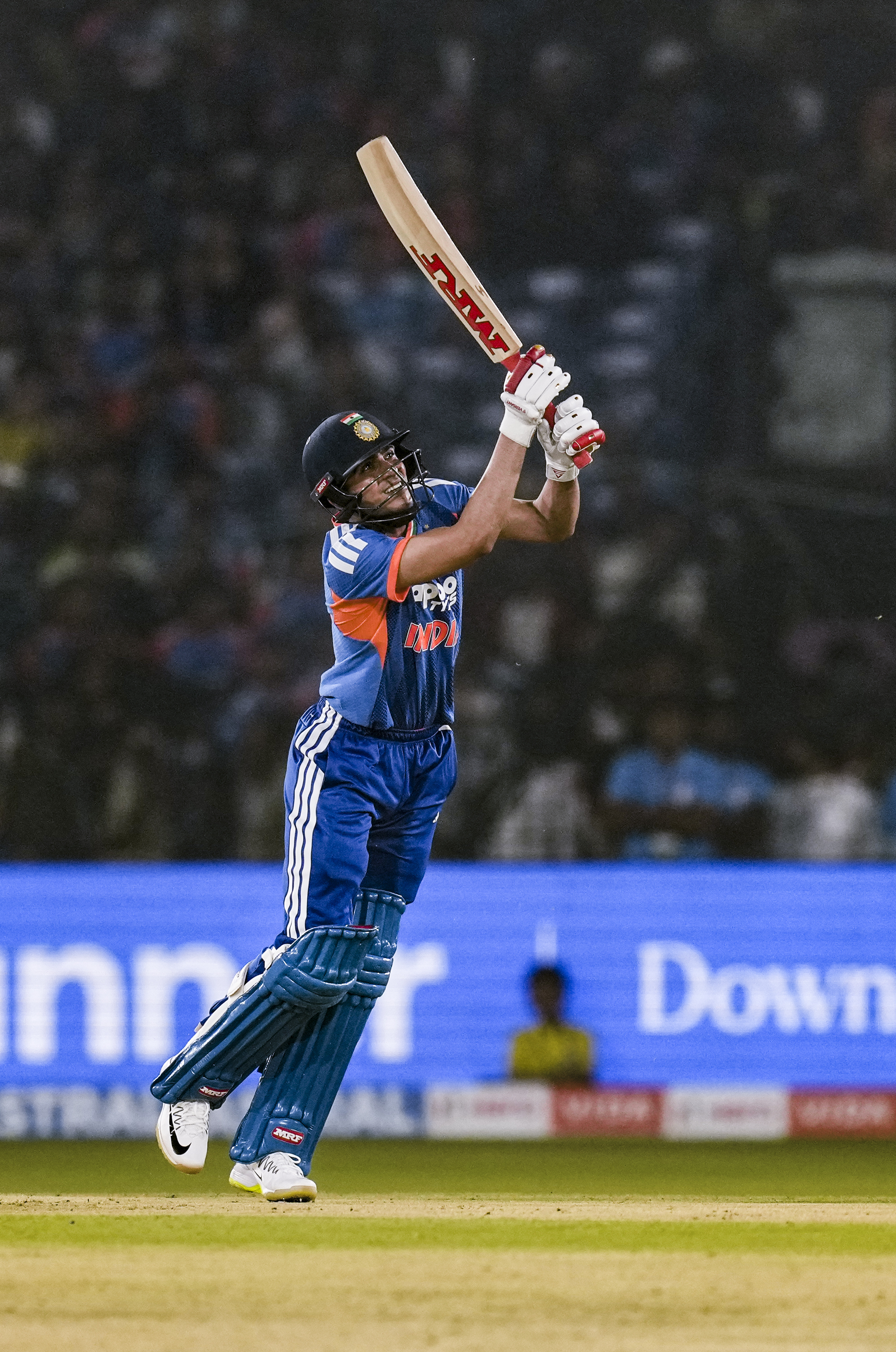 शुभमन गिल 4 रन बनाकर आउट हुए।