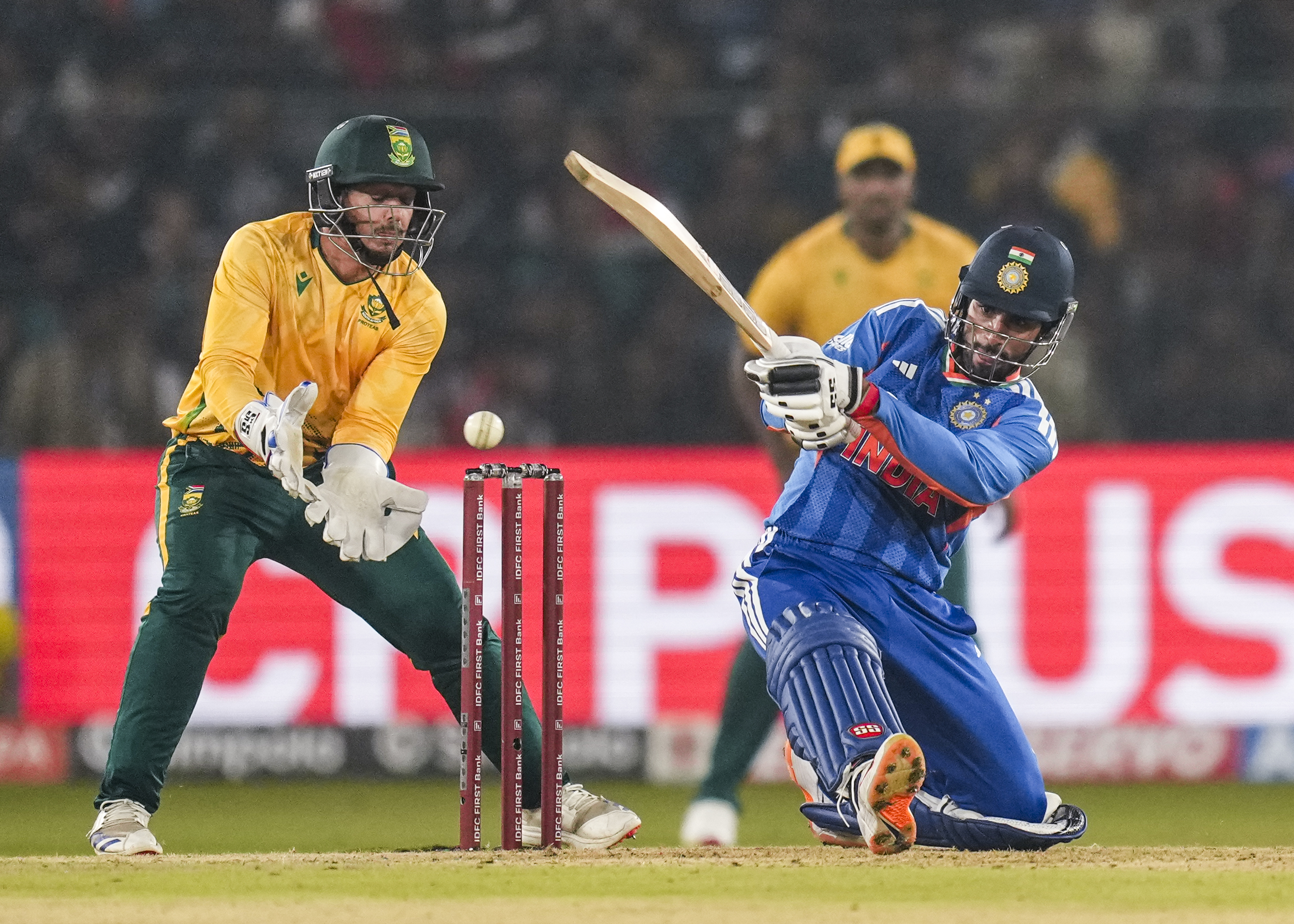 तिलक वर्मा 26 रन बनाकर आउट हुए।