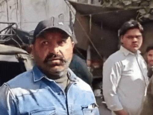 शूटिंग का विरोध करते दुकानदार।