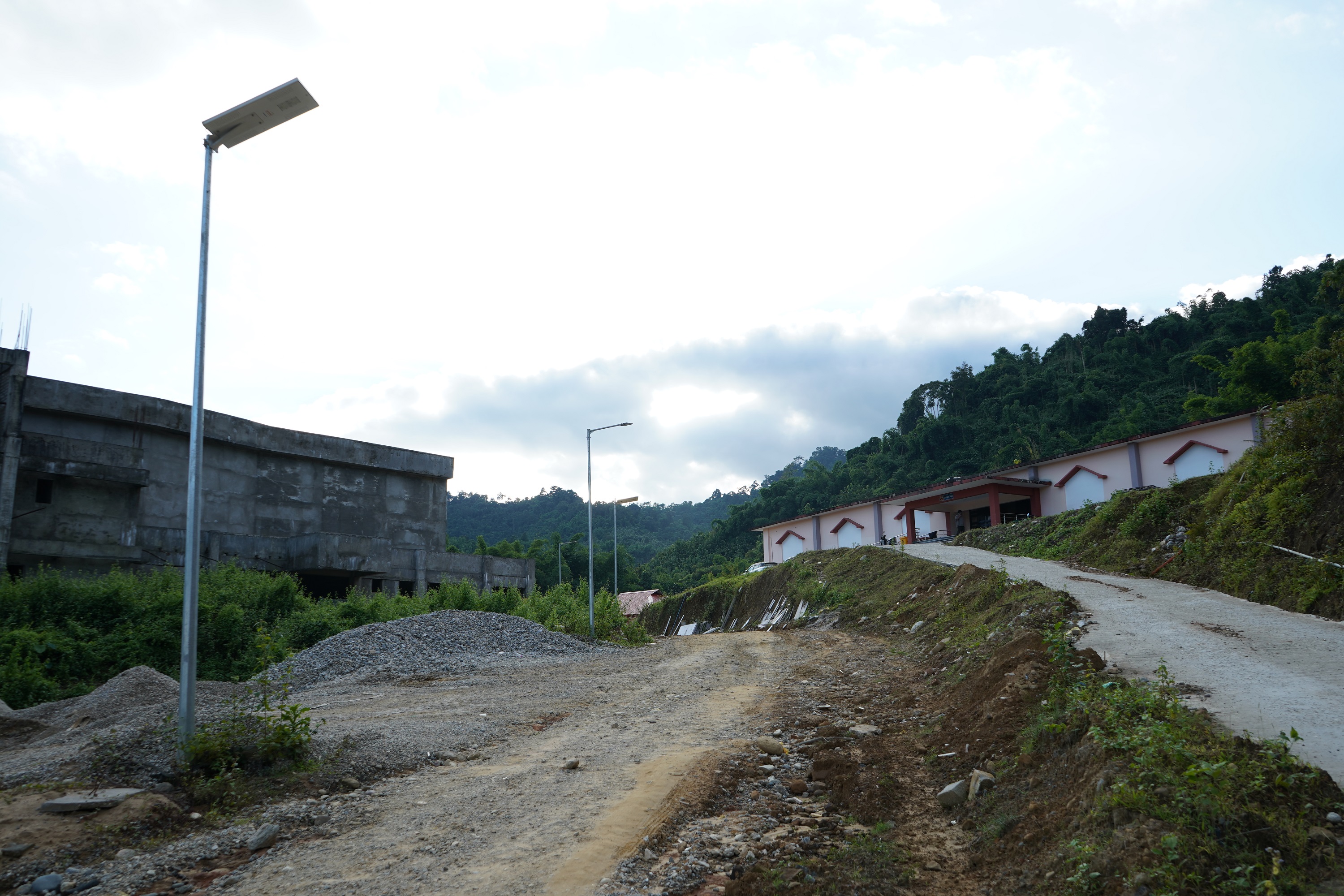 कैंपस में क्लासेज शुरू हुए करीब एक साल हो चुका है लेकिन कैंपस की हालत अब भी किसी कंस्ट्रक्शन साइट जैसी ही है।