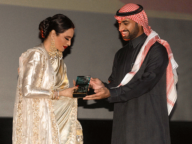 রেখা রেড সি ইন্টারন্যাশনাল ফিল্ম ফেস্টিভ্যালে একটি পুরষ্কার পেয়েছিলেন: অভিনেত্রীকে সিনেমায় তার অবদানের জন্য সম্মানিত করা হয়েছিল। রেখা রেড সি ইন্টারন্যাশনাল ফিল্ম ফেস্টিভ্যালে একটি পুরষ্কার পেয়েছিলেন: অভিনেত্রীকে সিনেমায় তার অবদানের জন্য সম্মানিত করা হয়েছিল।