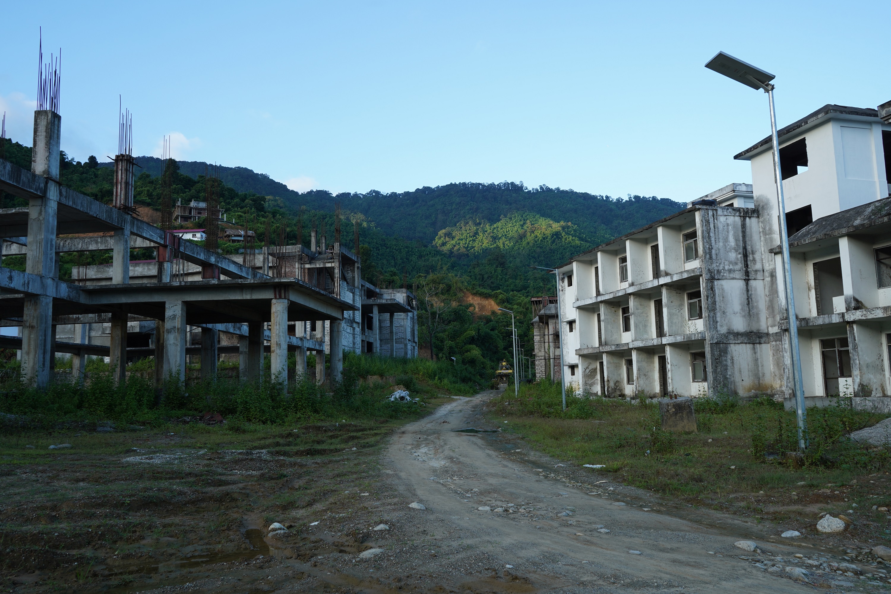 कैंपस में बिल्डिंग्स के साथ-साथ सड़कों की हालत भी खराब है। मॉनसून में यहां कीचड़ और लैंडस्लाइड के डर के चलते स्टूडेंट्स का आना-जाना मुहाल रहता है।