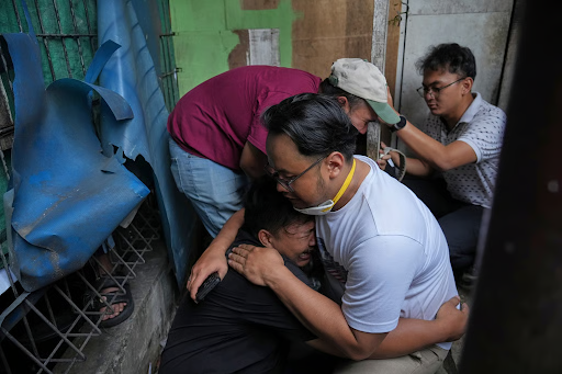 हादसे में अब तक 20 लोगों की मौत की पुष्टि हो चुकी है। अपने परिवार वालों को ढूंढते लोग।