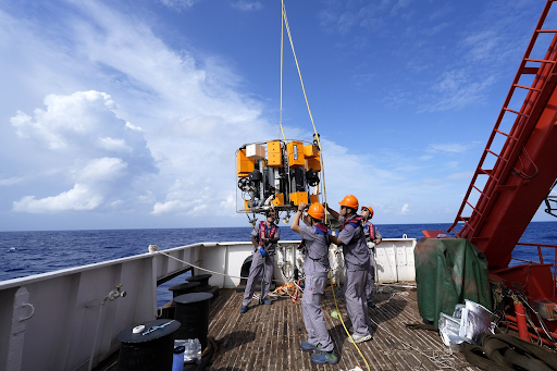 चीनी टेक्नोलॉजी कंपनियों ने समुद्र में इस्तेमाल होने वाले कई तरह के ड्रोन तैनात किए हैं, जिनमें सतह पर चलने वाले जहाज, खुद से चलने वाली पनडुब्बियां और रिसर्च वाले ड्रोन शामिल हैं।