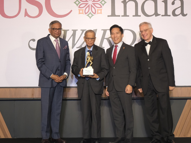 ইনফোসিসের প্রতিষ্ঠাতা নারায়ণ মূর্তি (বাম থেকে দ্বিতীয়) USC রতন টাটা পুরস্কার পাচ্ছেন৷