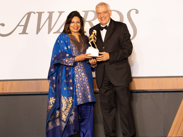 ইউএসসি বিজনেস ম্যানেজমেন্ট অ্যাওয়ার্ড গ্রহণ করছেন বায়োকনের চেয়ারপারসন কিরণ মজুমদার শ।