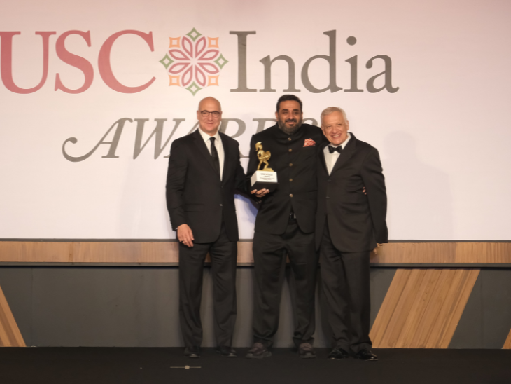 USC প্রাক্তন ছাত্র সন্দীপ ট্যান্ডন USC বিশিষ্ট প্রাক্তন ছাত্র পুরস্কার পাচ্ছেন৷ (মাঝখানে)