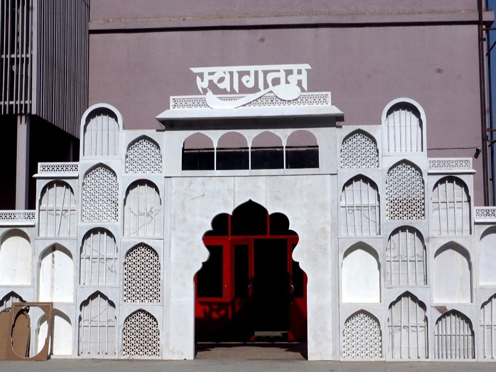 JECC has been decorated in a heritage look of Rajasthan, so that the incoming expatriates can be informed about Rajasthan's havelis, heritage sites and the development happening here.