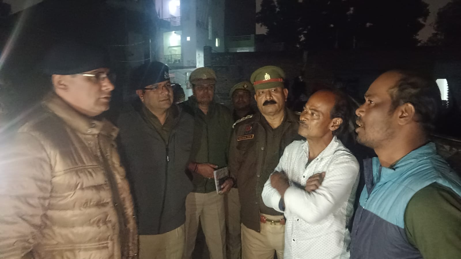 नदेसर पर बस्ती में लोगों से पूछताछ करते एडिशनल सीपी, साथ हैं एसीपी और इंस्पेक्टर कैंट।