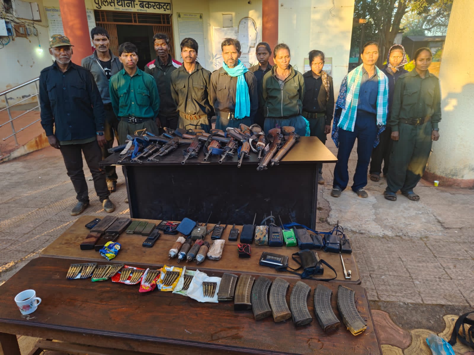 खैरागढ़ में नक्सलियों ने हथियार के साथ सरेंडर किया है।