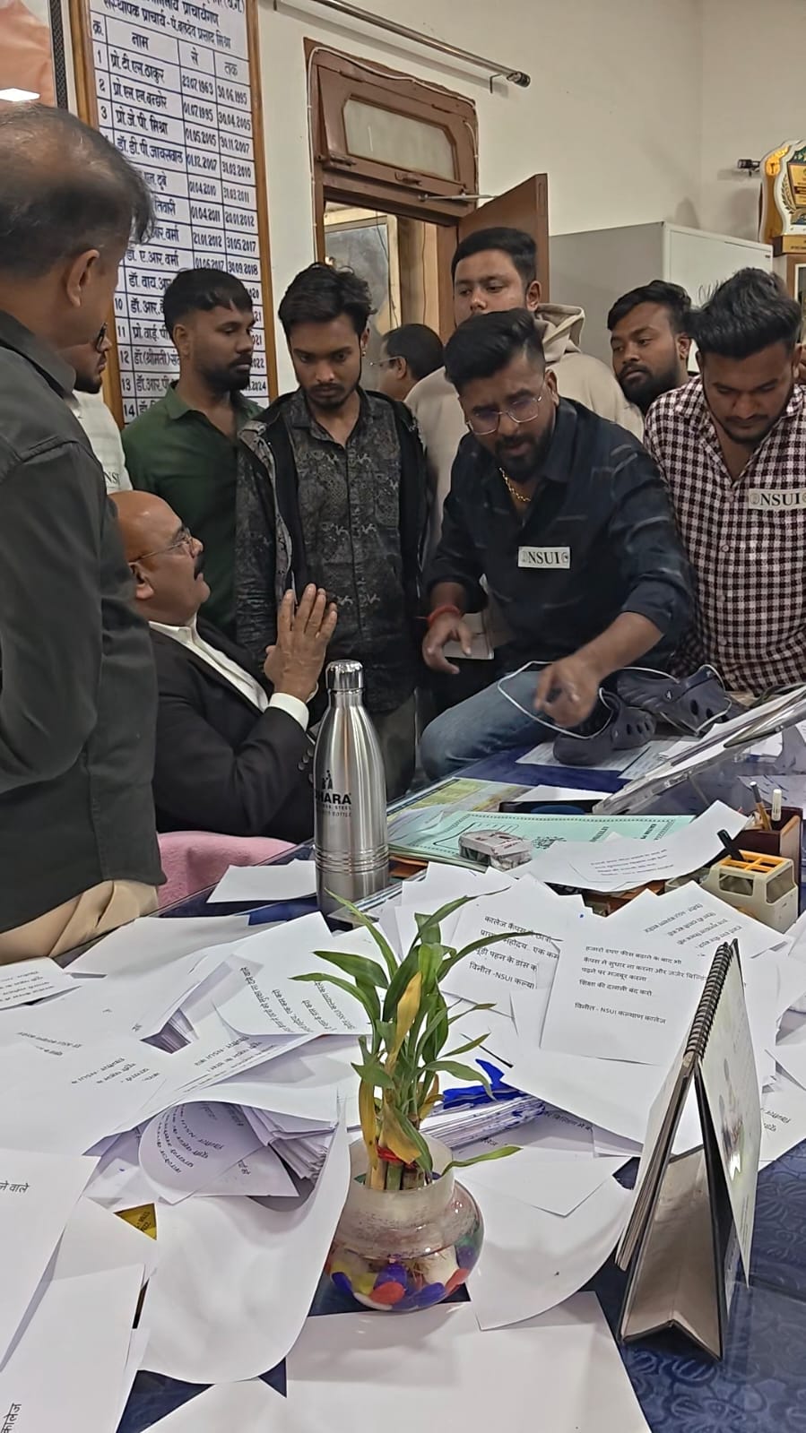 आधे घंटे तक प्राचार्य के केबिन में चलता रहा हंगामा।