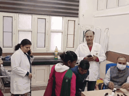 पंचकूला अस्पताल में राउंड लेते सीएमओ डॉ. मुक्ता व पीएमओ डॉ. आरएस चौहान।