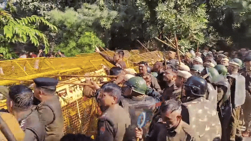 सीएम निवास के बाहर बैरिकेडिंग कर कांग्रेस यूथ को रोकने का प्रयास करते हुए पुलिस।