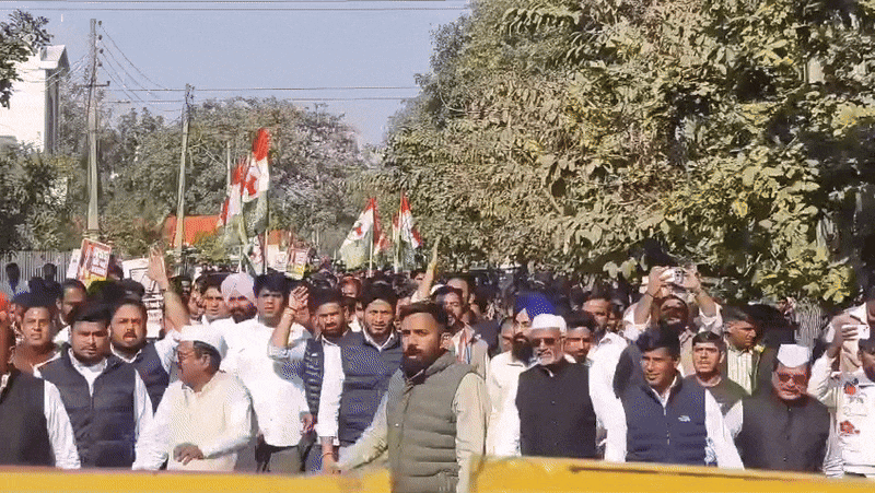 सीएम सैनी के निवास पर प्रदर्शन करने के लिए जाते हुए कांग्रेस कार्यकर्ता।