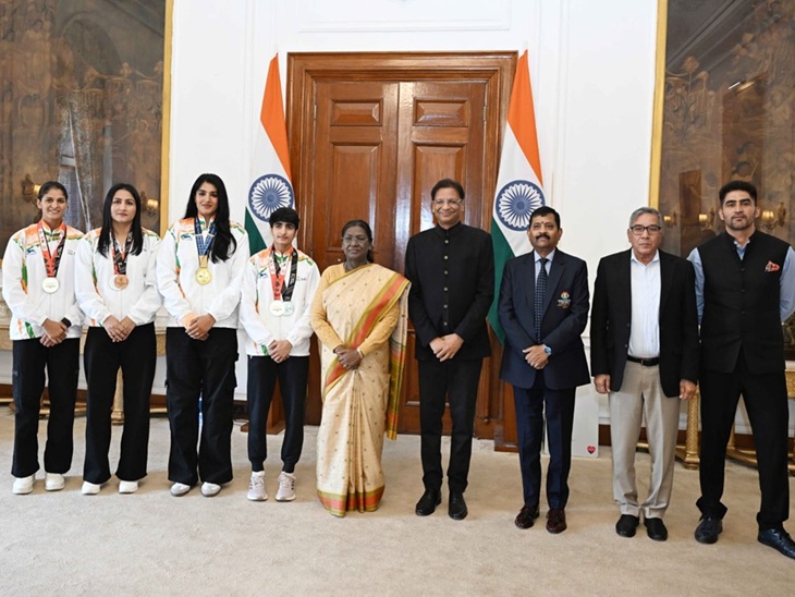 बॉक्सर जैस्मिन लंबोरिया, पूजा रानी बोहरा, मीनाक्षी हुड्डा व नूपुर श्योराण को सम्मानित करते हुए राष्ट्रपति द्रौपदी मुर्मू