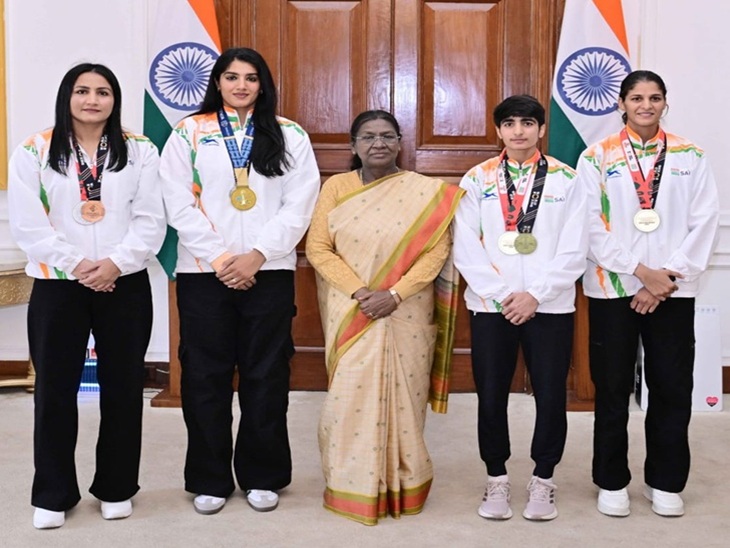बॉक्सर जैस्मिन लंबोरिया, पूजा रानी बोहरा, मीनाक्षी हुड्डा व नूपुर श्योराण को सम्मानित करते हुए राष्ट्रपति द्रौपदी मुर्मू