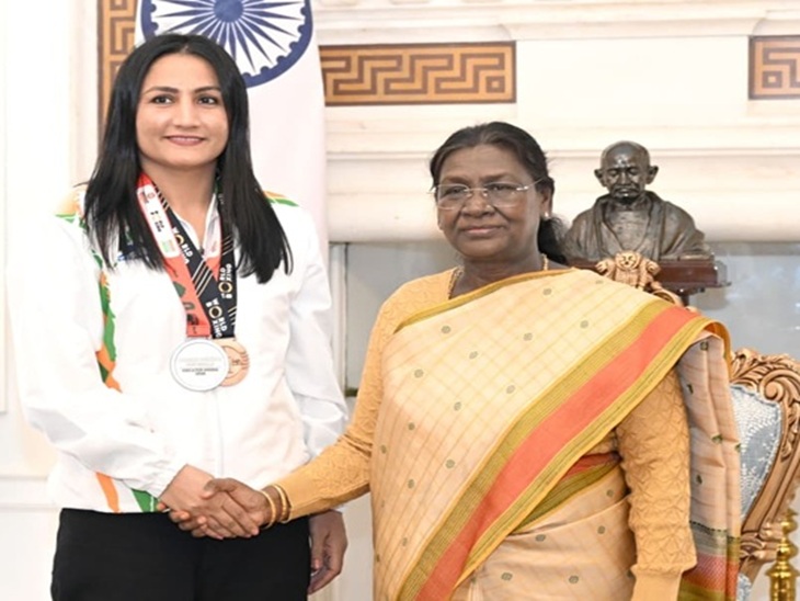 राष्ट्रपति द्रौपदी मुर्मू से मुलाकात करते हुए बॉक्सर पूजा रानी बोहरा।