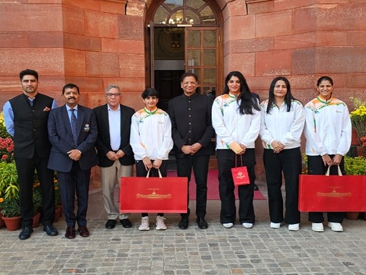 राष्ट्रपति द्रौपदी मुर्मू मिलने पहुंची बॉक्सर जैस्मिन लंबोरिया, पूजा रानी बोहरा, मीनाक्षी हुड्डा और नूपुर श्योराण।