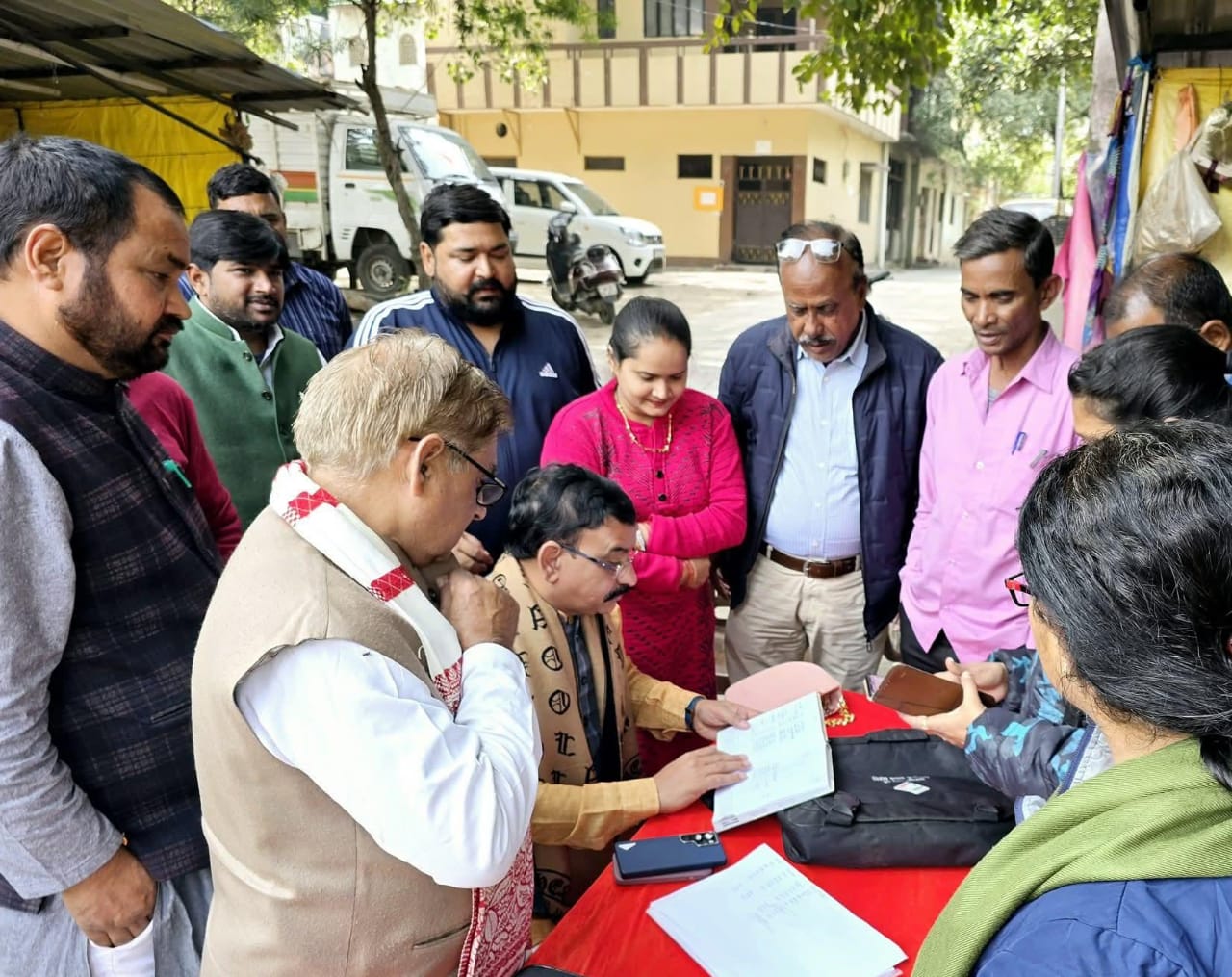 महानगर अध्यक्ष खुद भी सोसाइटी में जा कर सर्वे कर रहे।