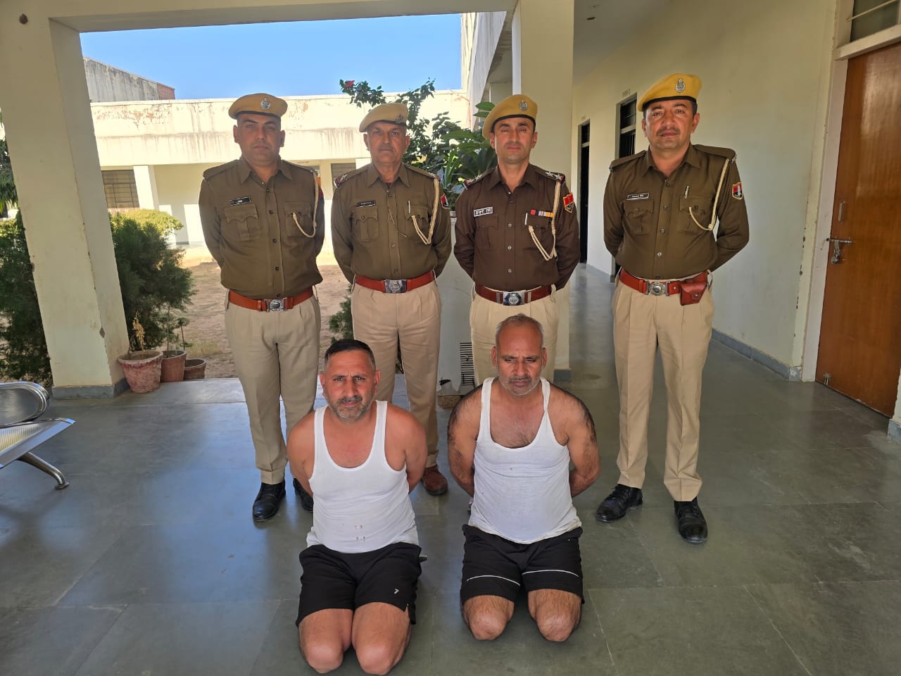 पुलिस ने धोखाधड़ी के मामले में दो आरोपियों को गिरफ्तार किया।