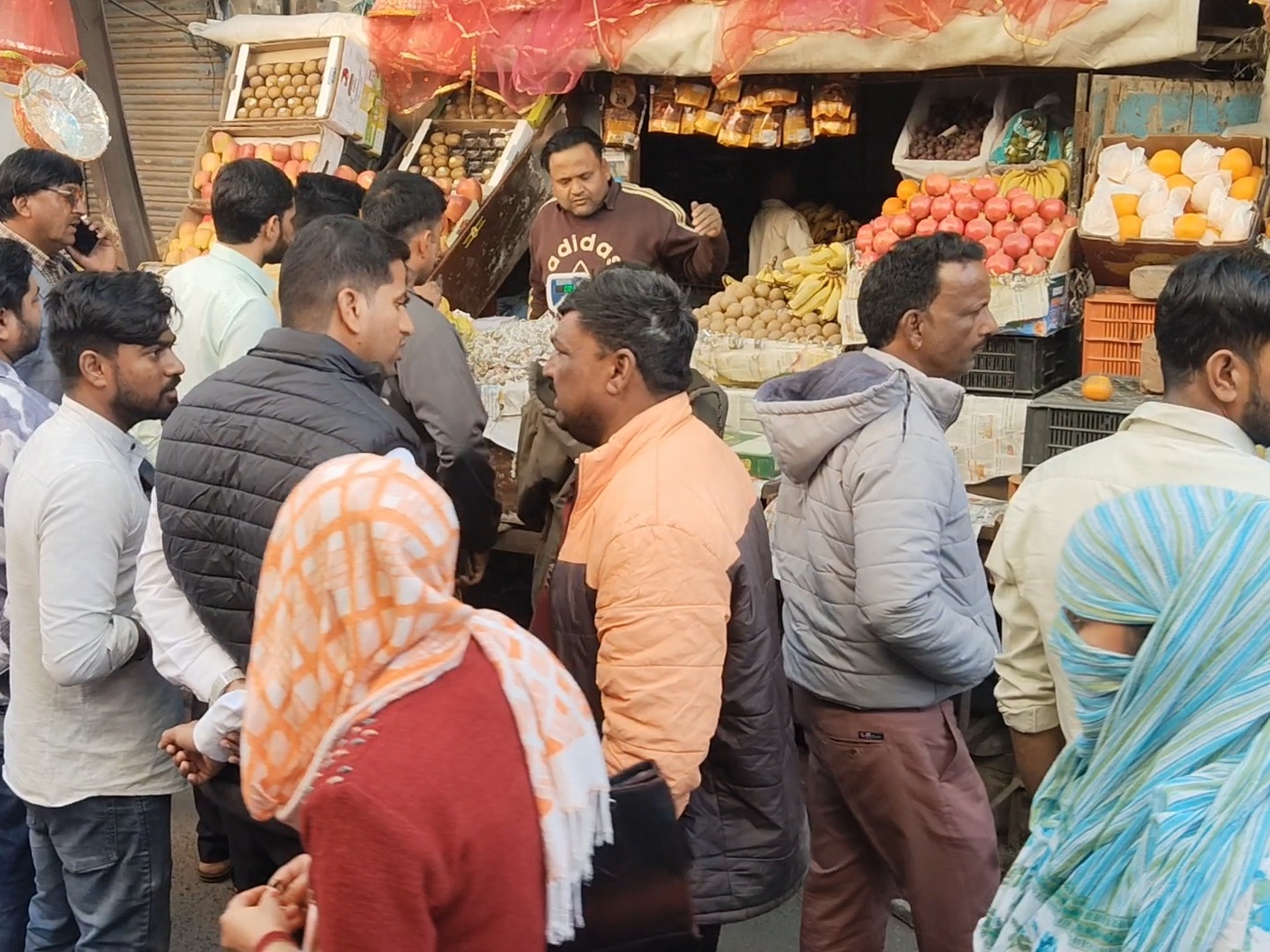 सब्जी व्यापारियों से समझाइश करते हुई