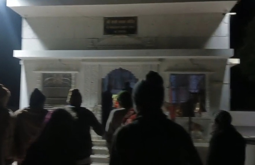 चोरी के वारदात की जानकारी मिलने पर रात को ही मंदिर पहुंचे ग्रामीण।