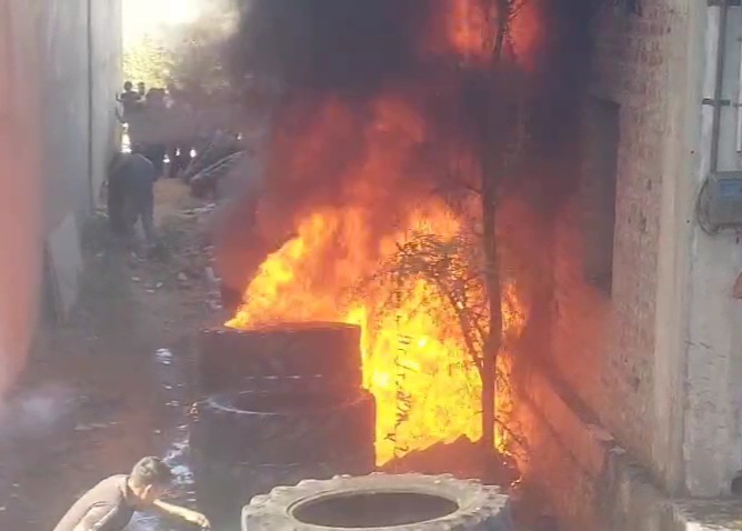 सुमेरपुर में टायर के गोदाम में आग लगने से जलते टायर।