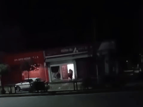 तस्वीर में ATM के सामने खड़ी कार और अंदर घुसे लुटेरे साफ नजर आ रहे हैं।